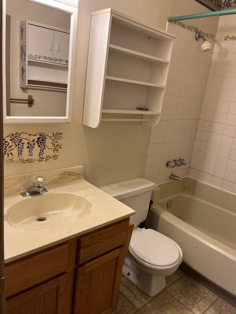 Chambersburg Apartment: 127 Lincoln Way W