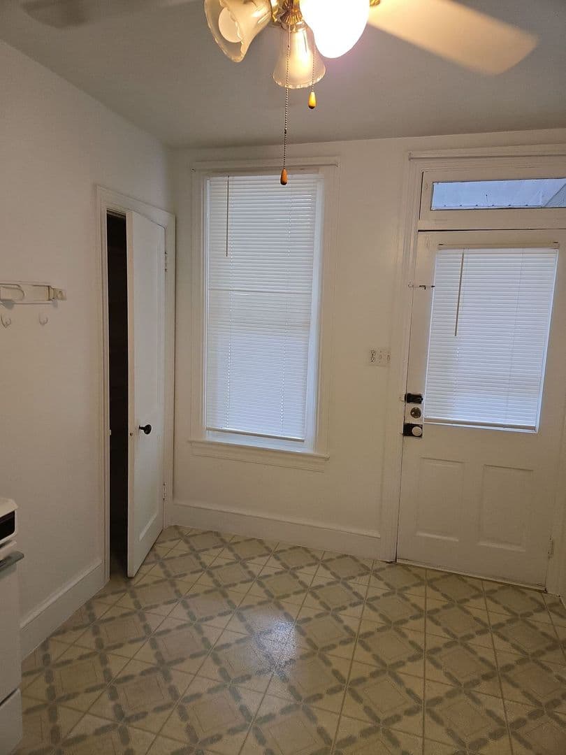 Chambersburg Apartment: 552 E King St