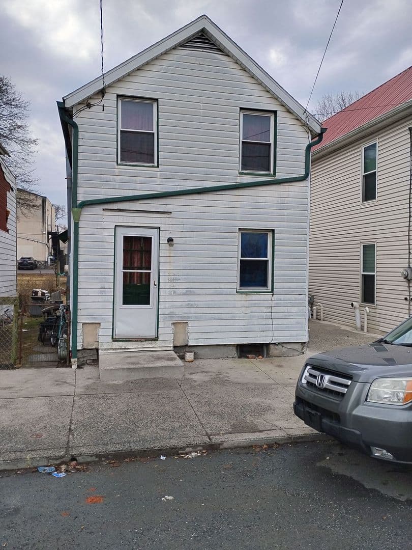 Chambersburg House: 34 W South St