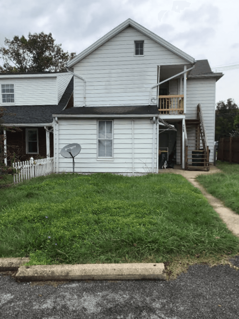 Chambersburg Apartment: 726 Lincoln Way East