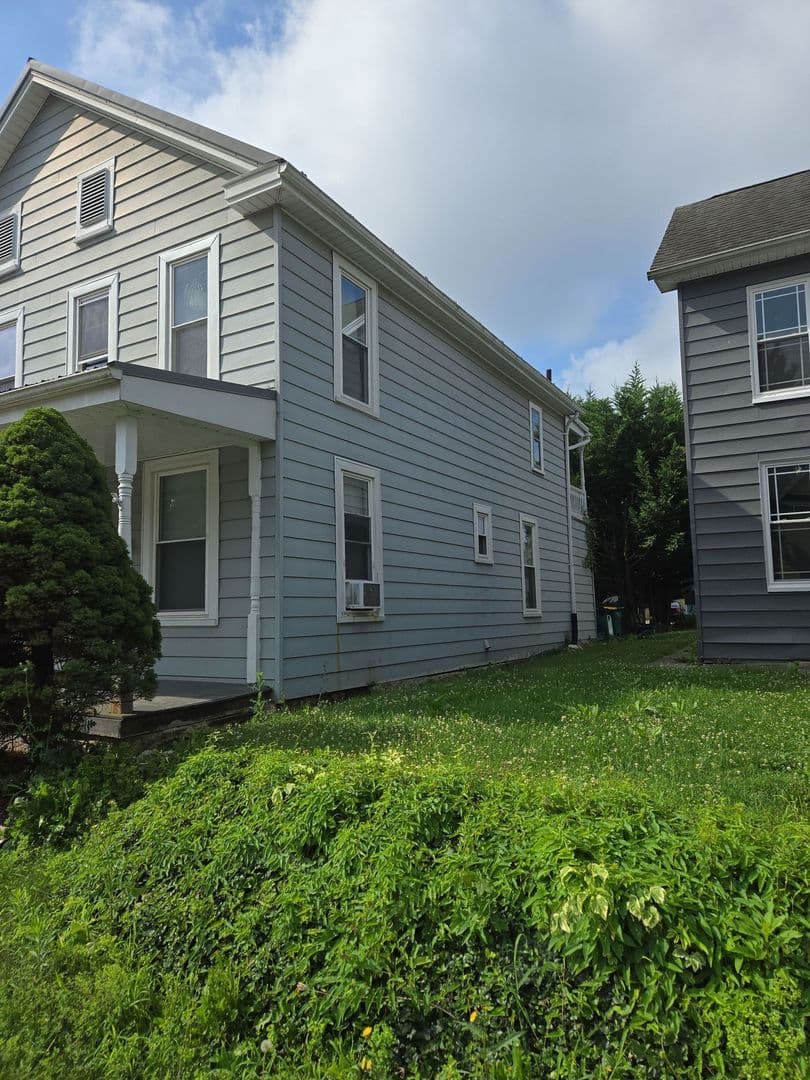 Chambersburg Apartment: 552 E King St