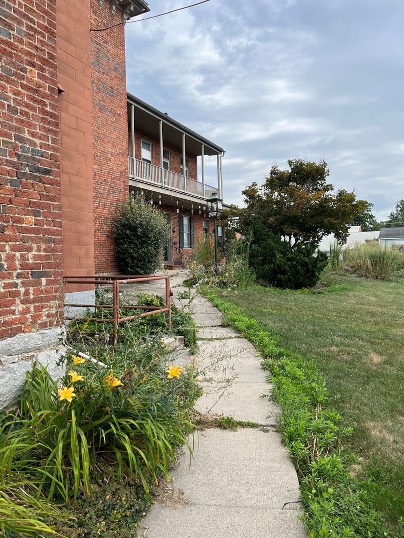 Chambersburg Apartment: 127 Lincoln Way W