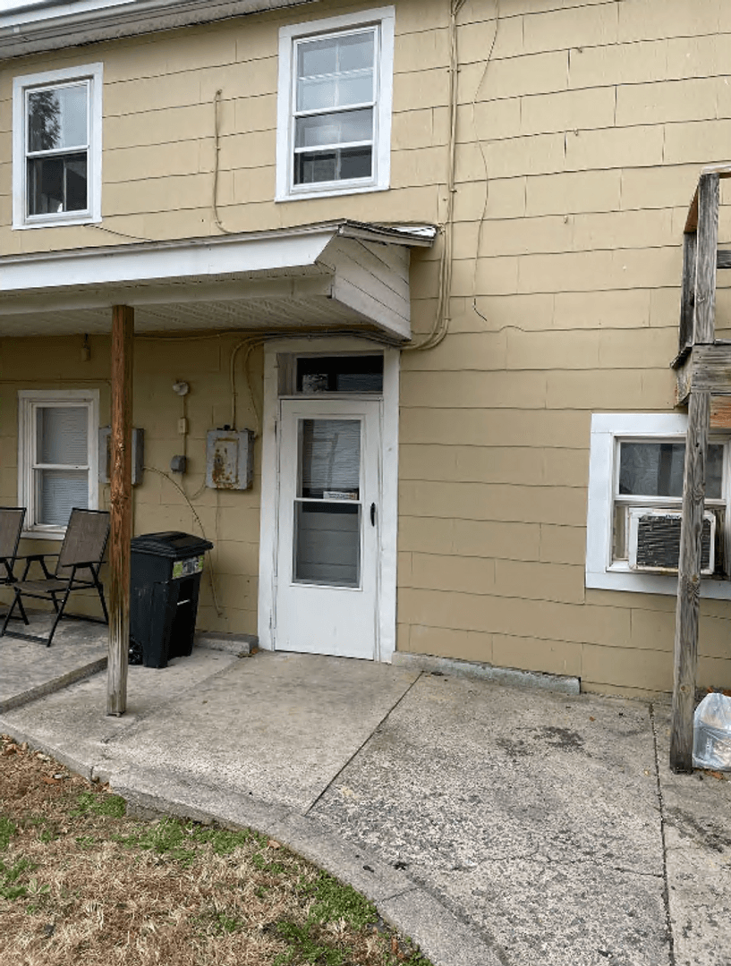 Waynesboro Apartment: 105 S Church St