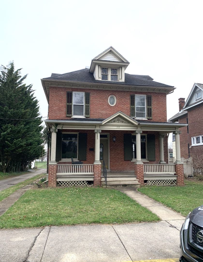 Shippensburg House: 218 N Prince St