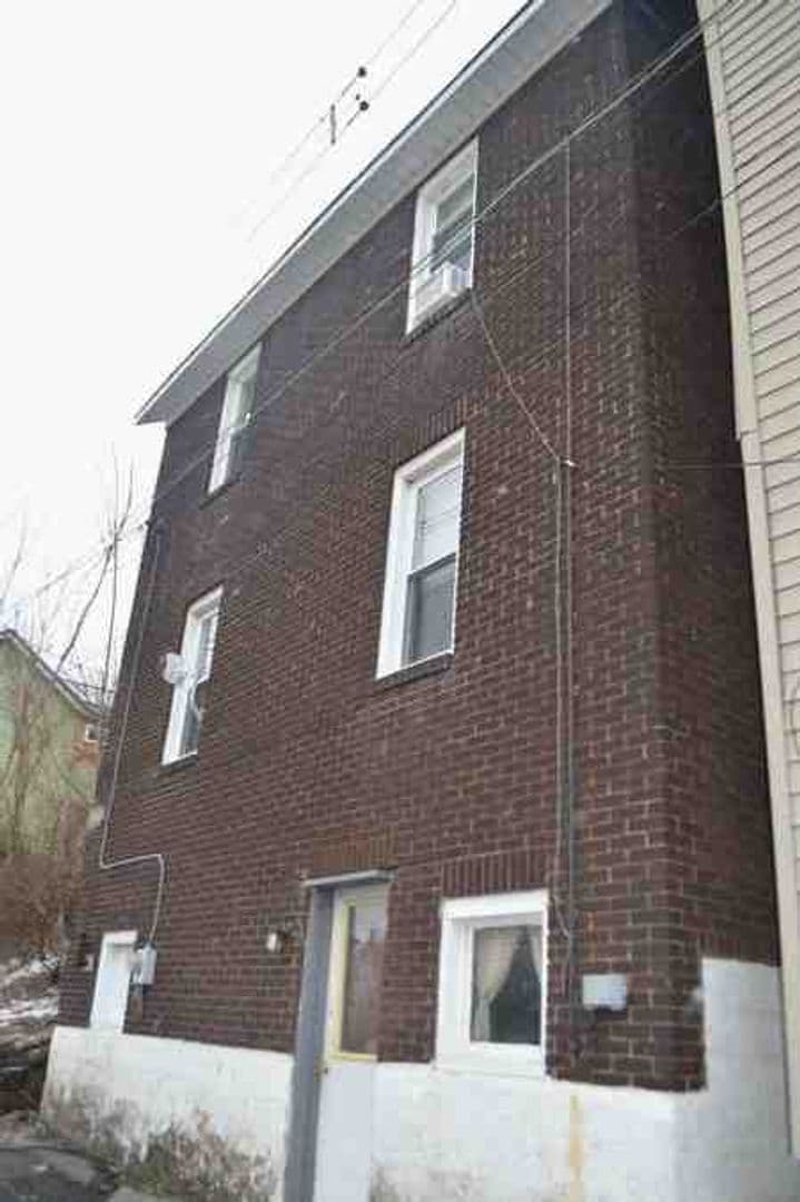 Johnstown Apartment: 1111 Locust St