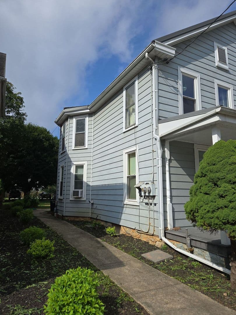 Chambersburg Apartment: 552 E King St