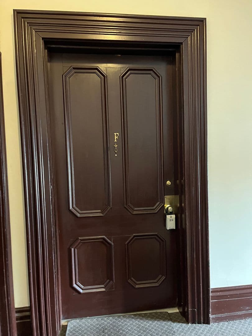 Chambersburg Apartment: 127 Lincoln Way W