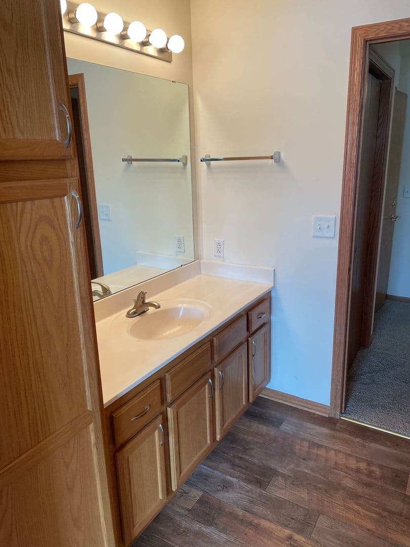 Madison Apartment: 925 Harrington Dr