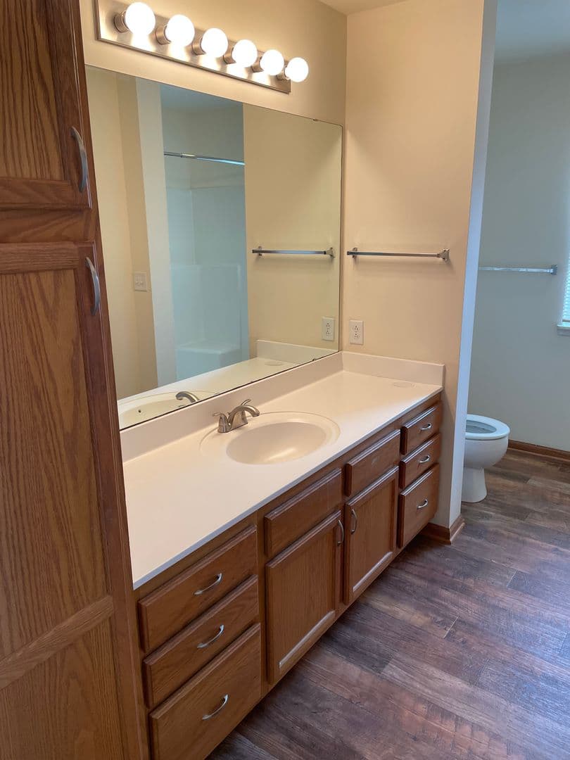 Madison Apartment: 925 Harrington Dr