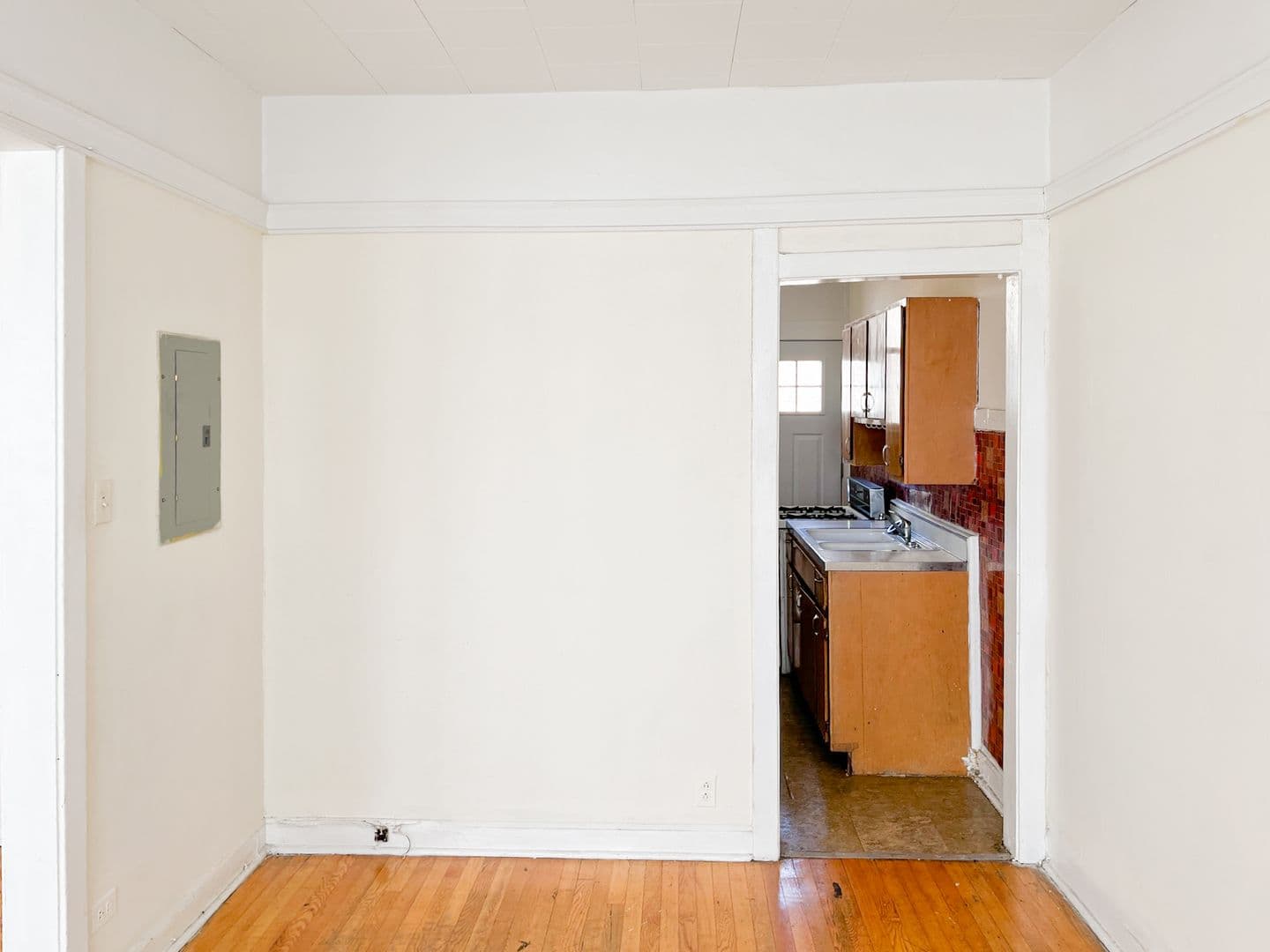 Chicago Apartment: 1916 W. Winona St.