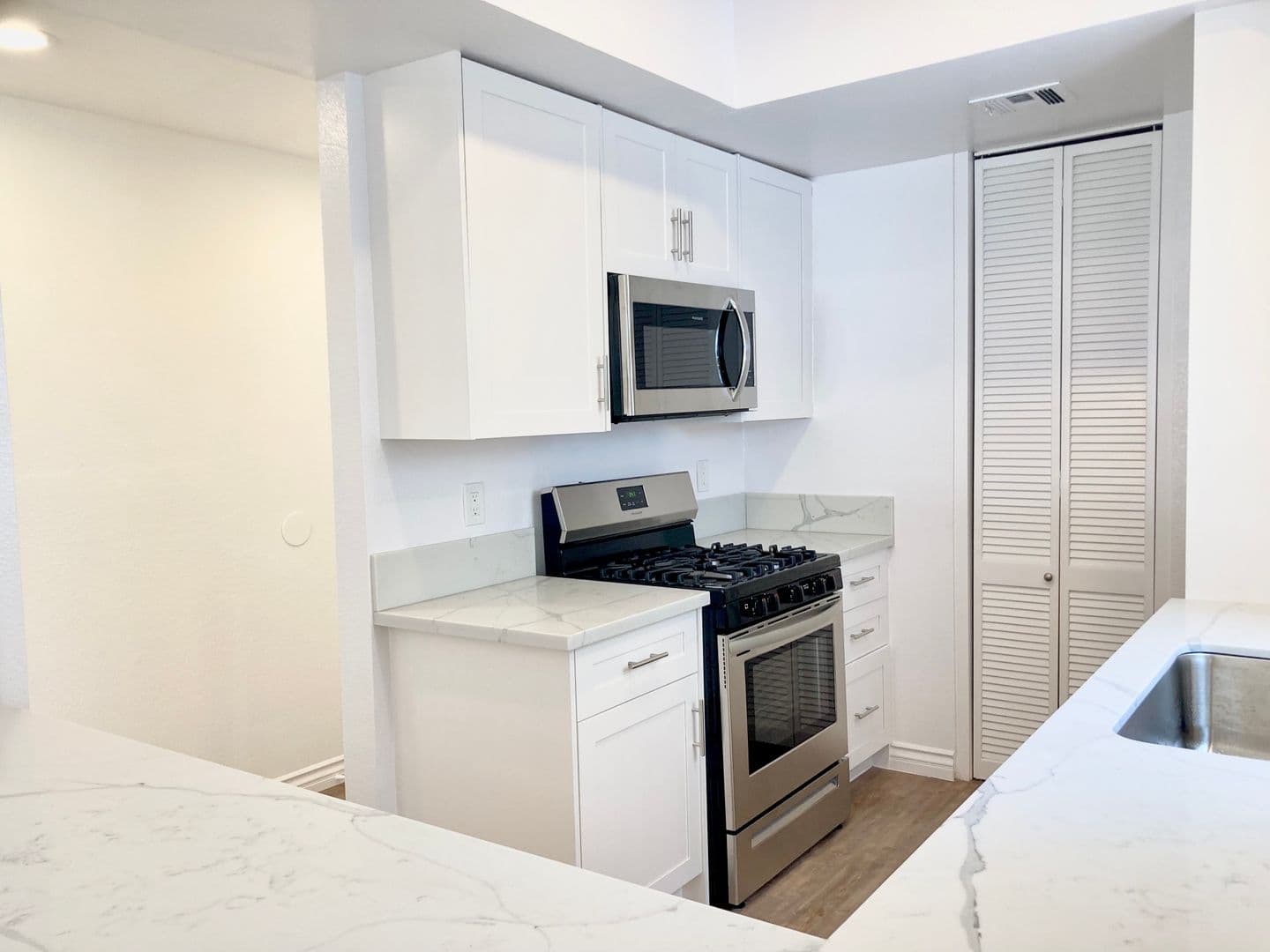 W. Los Angeles Apartment: 1550 Amherst Avenue