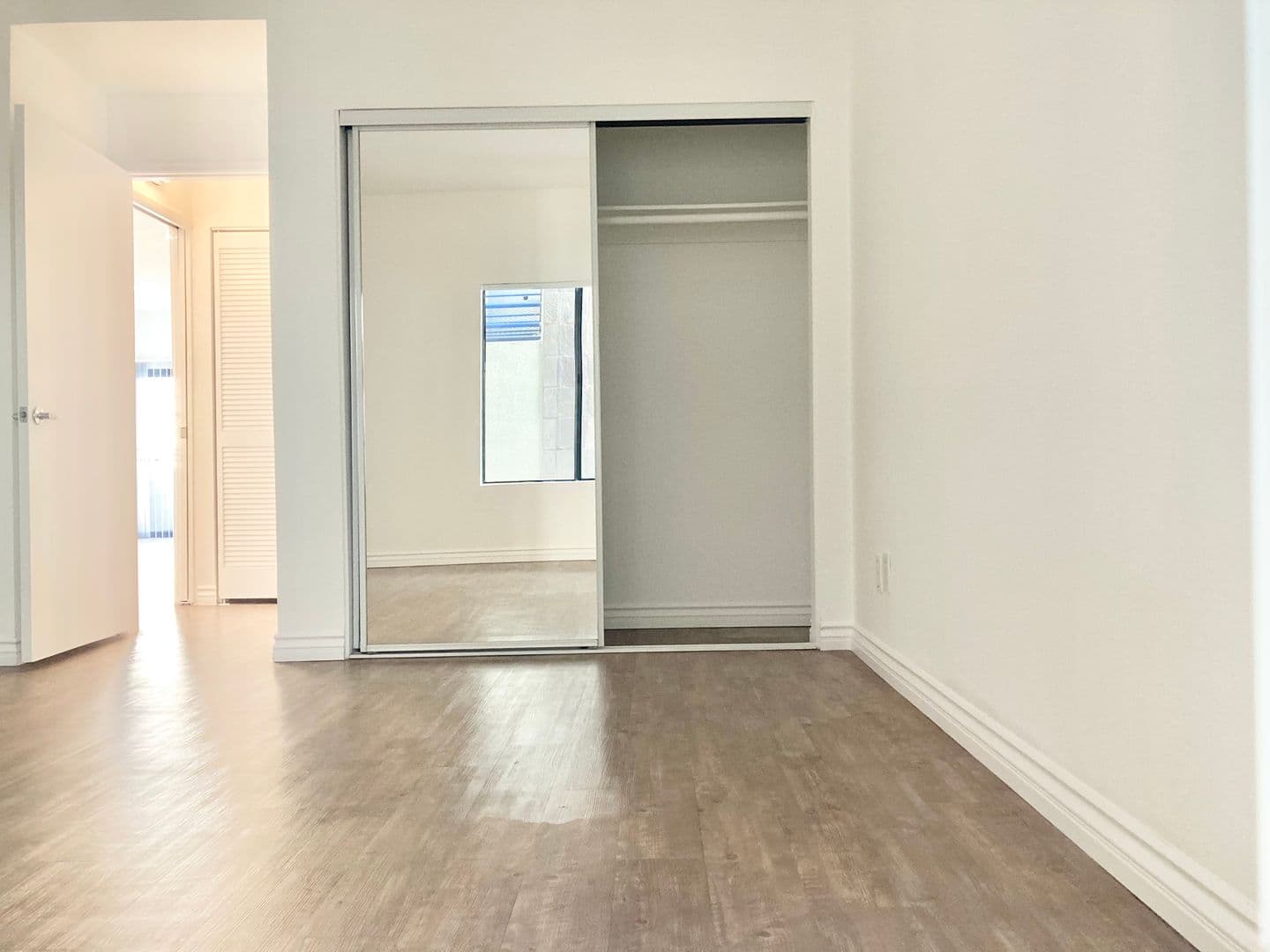 W. Los Angeles Apartment: 1550 Amherst Avenue
