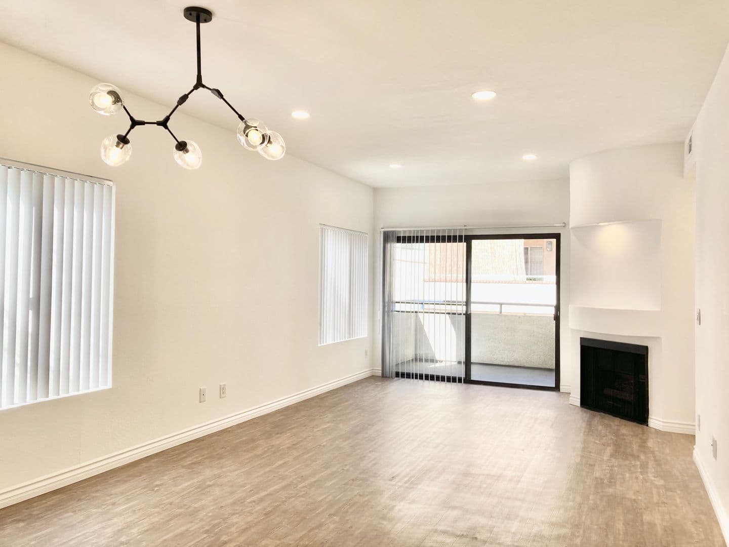 W. Los Angeles Apartment: 1550 Amherst Avenue