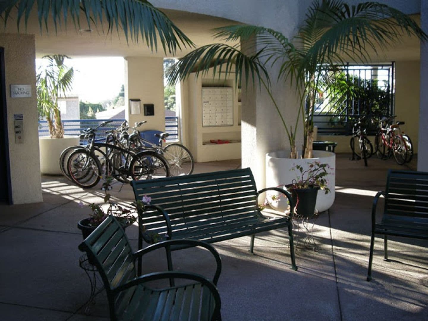 W. Los Angeles Apartment: 1550 Amherst Avenue