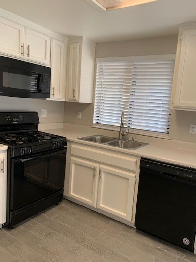 Bakersfield, Apartment: 817 Quail Ln. Lot 11  (#15-#17)