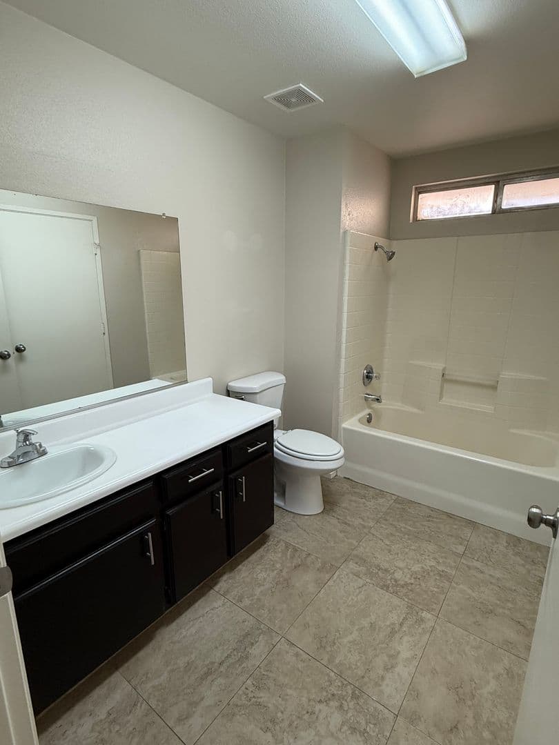 Bakersfield, Apartment: 3112 Brookfield Loop