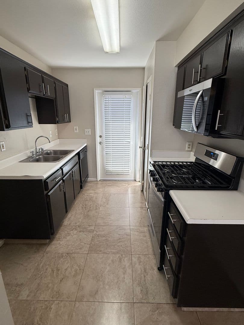 Bakersfield, Apartment: 3112 Brookfield Loop