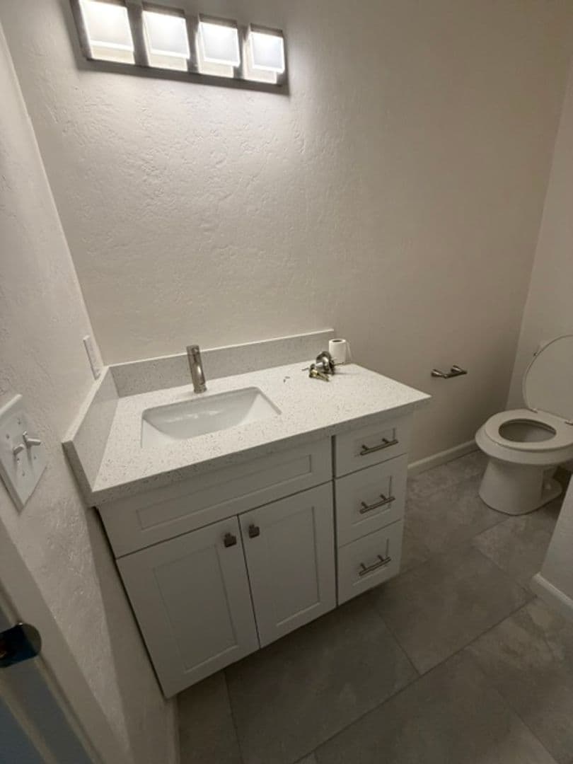 BAKERSFIELD Apartment: 2208 COURTLEIGH DR.  #A - #D