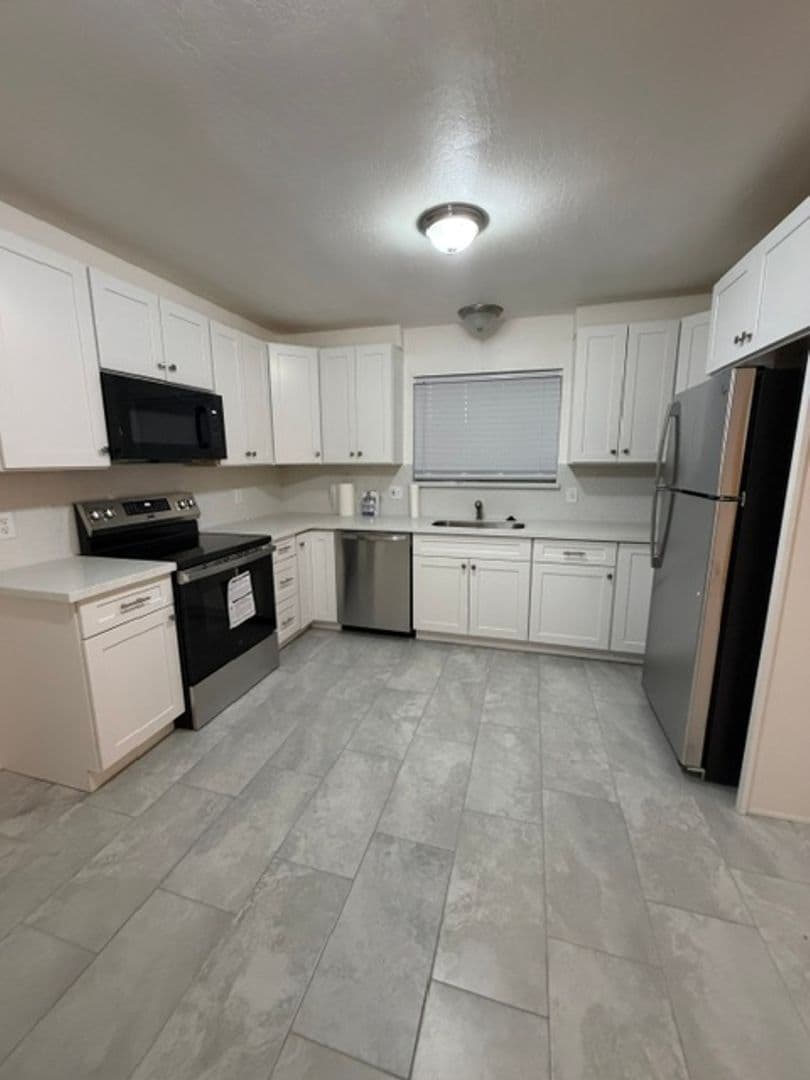 BAKERSFIELD Apartment: 2208 COURTLEIGH DR.  #A - #D
