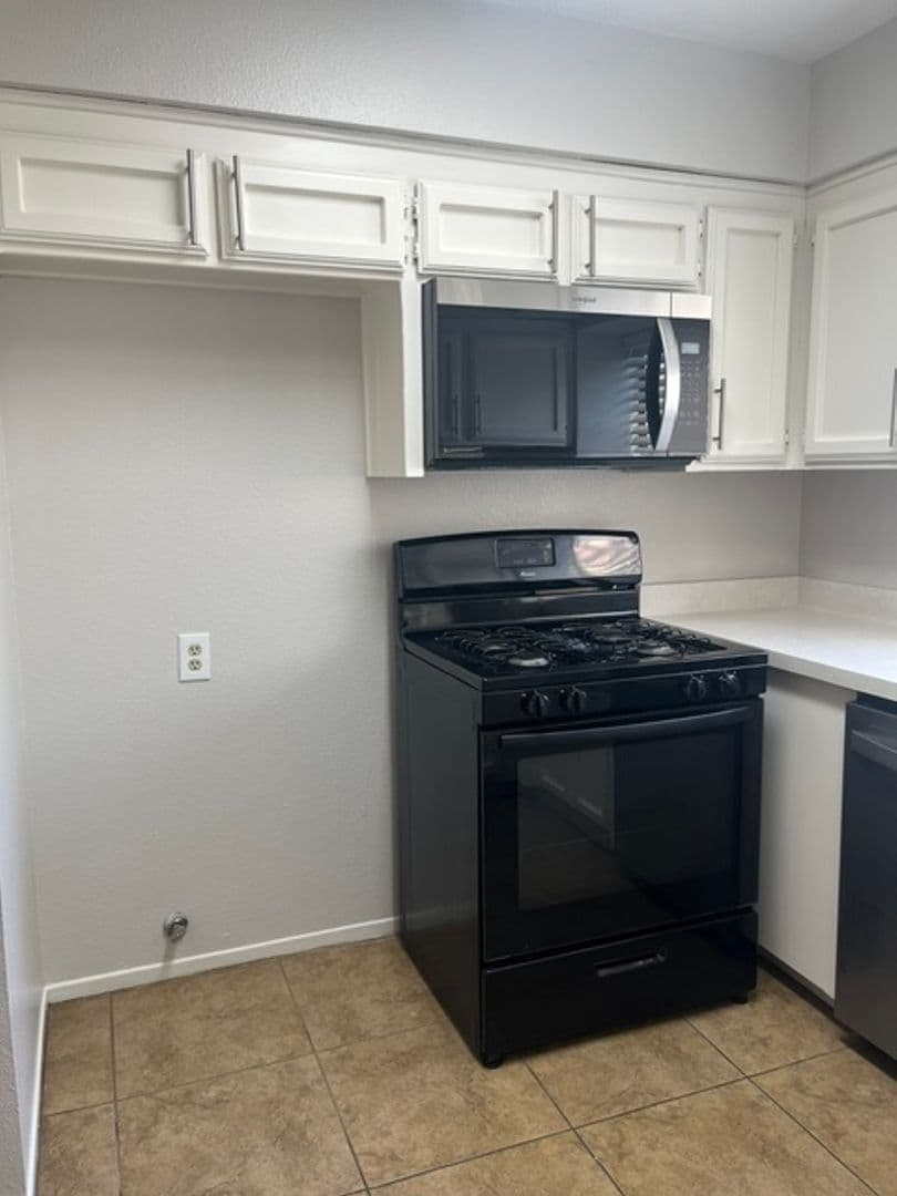 BAKERSFIELD Apartment: 8710 LYN RIVER COURT, units A-D