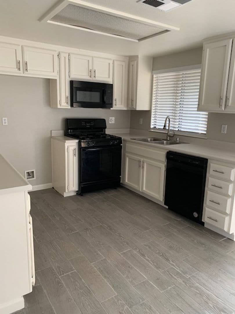 Bakersfield, Apartment: 817 Quail Ln. Lot 11  (#15-#17)