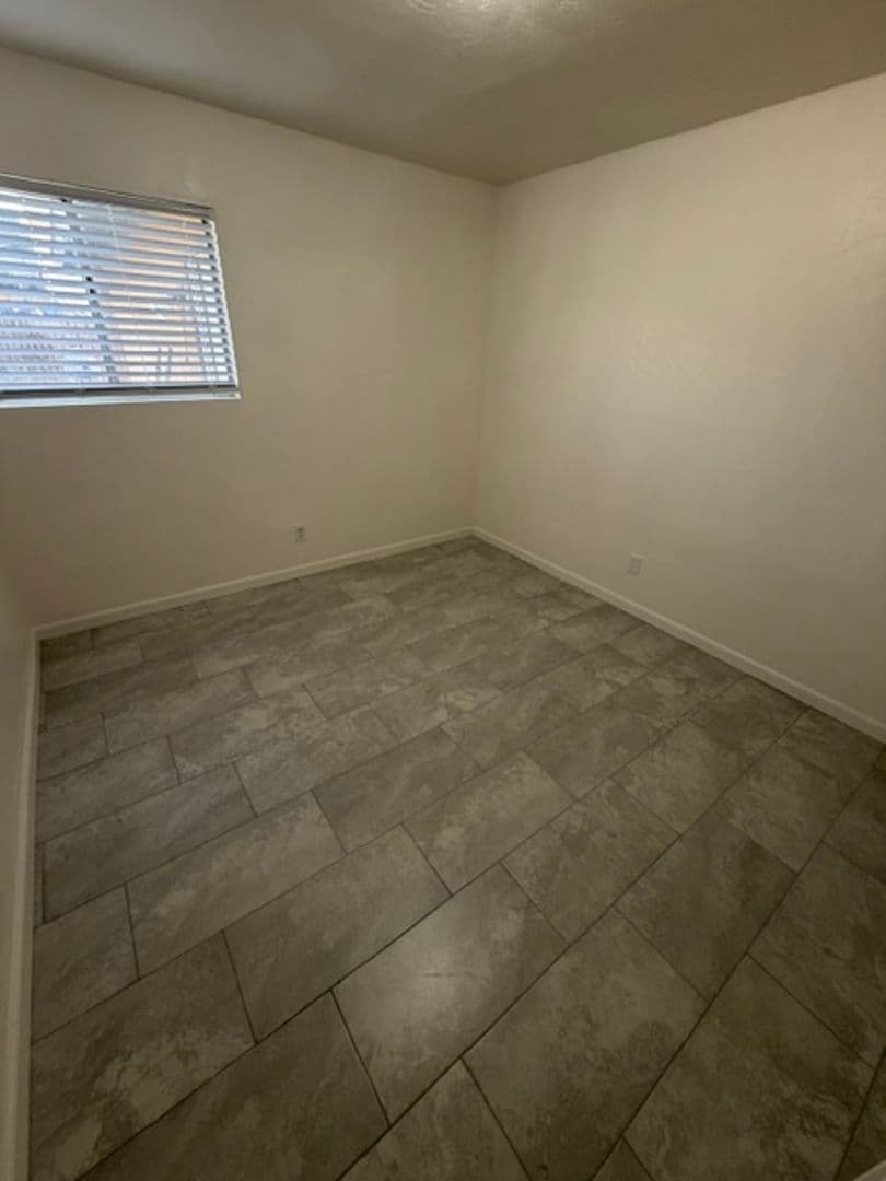 BAKERSFIELD Apartment: 2208 COURTLEIGH DR.  #A - #D