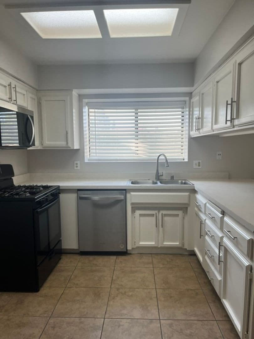 BAKERSFIELD Apartment: 8710 LYN RIVER COURT, units A-D