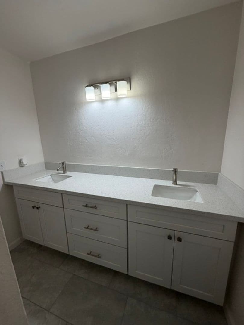 BAKERSFIELD Apartment: 2208 COURTLEIGH DR.  #A - #D