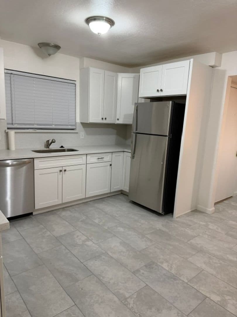 BAKERSFIELD Apartment: 2208 COURTLEIGH DR.  #A - #D
