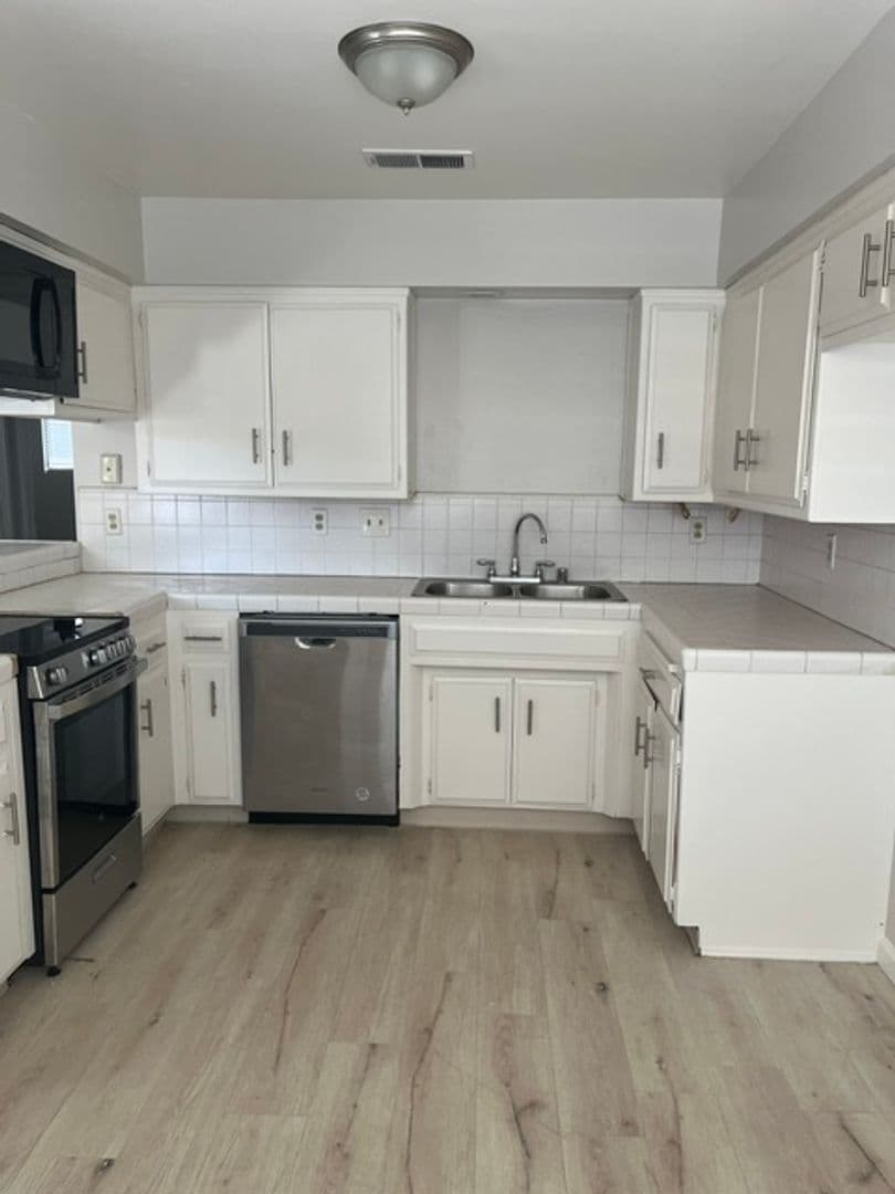 BAKERSFIELD Apartment: 6400 STOCKDALE HWY, units 1-4