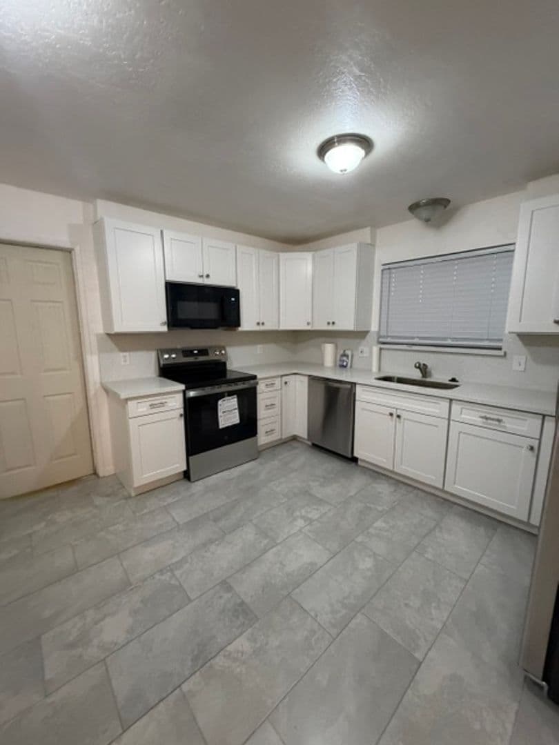 BAKERSFIELD Apartment: 2208 COURTLEIGH DR.  #A - #D