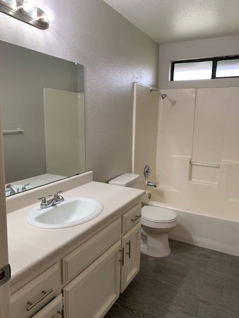 Bakersfield, Apartment: 817 Quail Ln. Lot 11  (#15-#17)