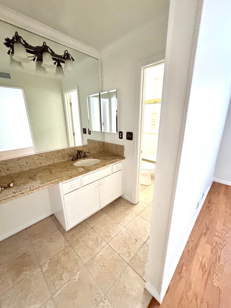 Ventura House: 246 Grandridge Court