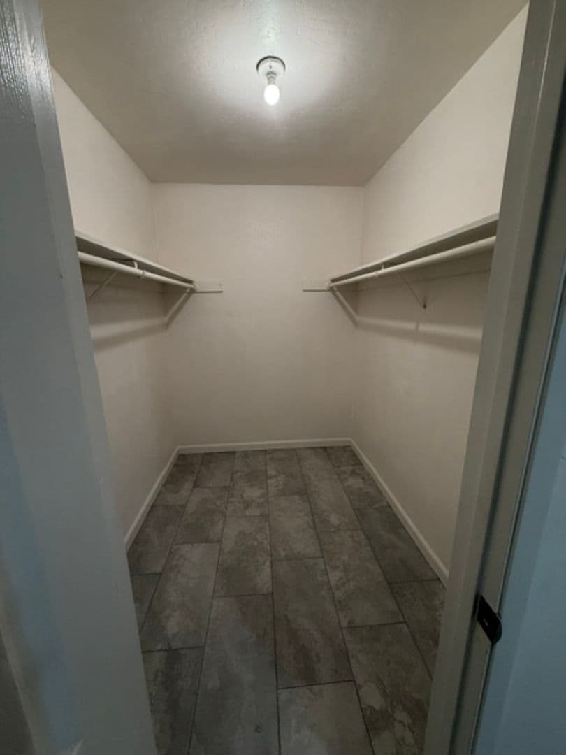 BAKERSFIELD Apartment: 2208 COURTLEIGH DR.  #A - #D