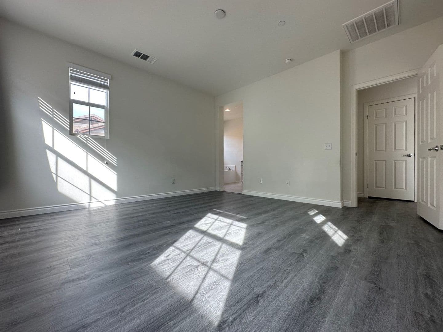 Eastvale House: 6043 Snapdragon St.