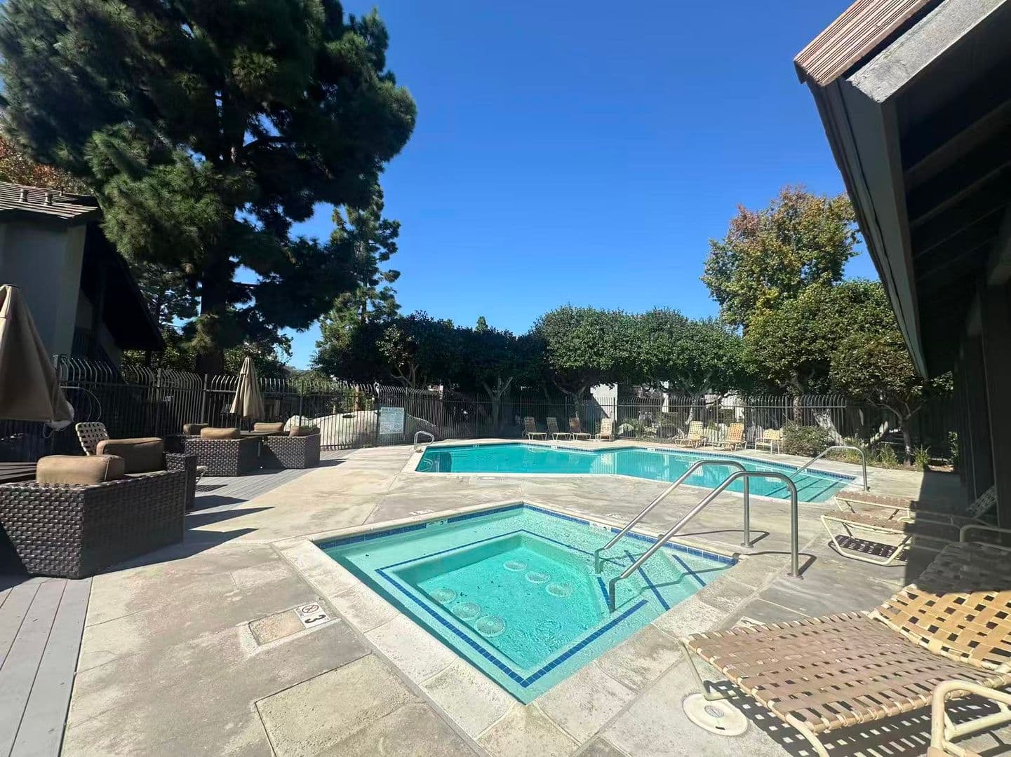 Irvine House: 208 Orange Blossom