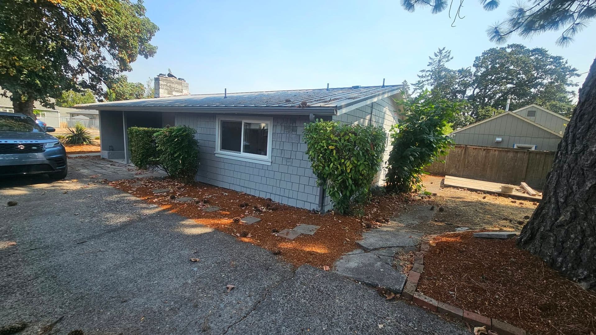 Salem House: 2384 Adams St SE