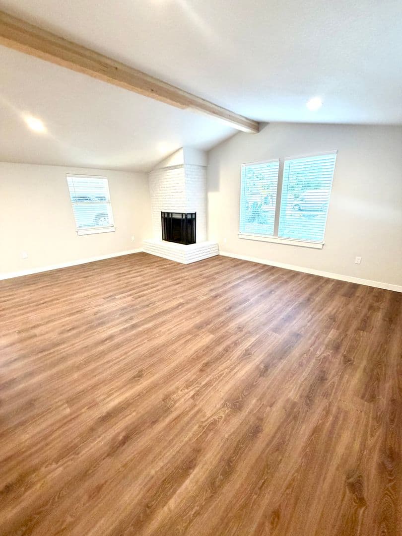 Salem House: 2384 Adams St SE