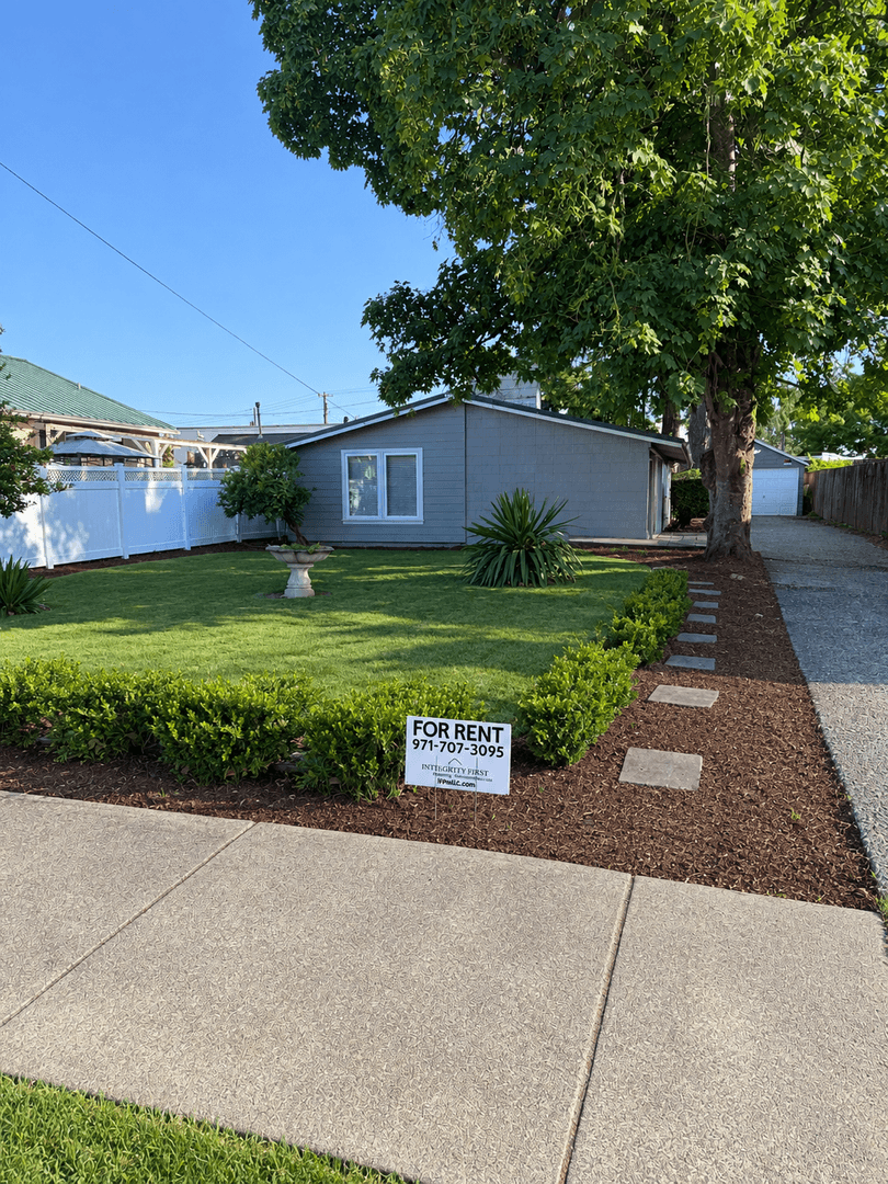 Salem House: 2384 Adams St SE