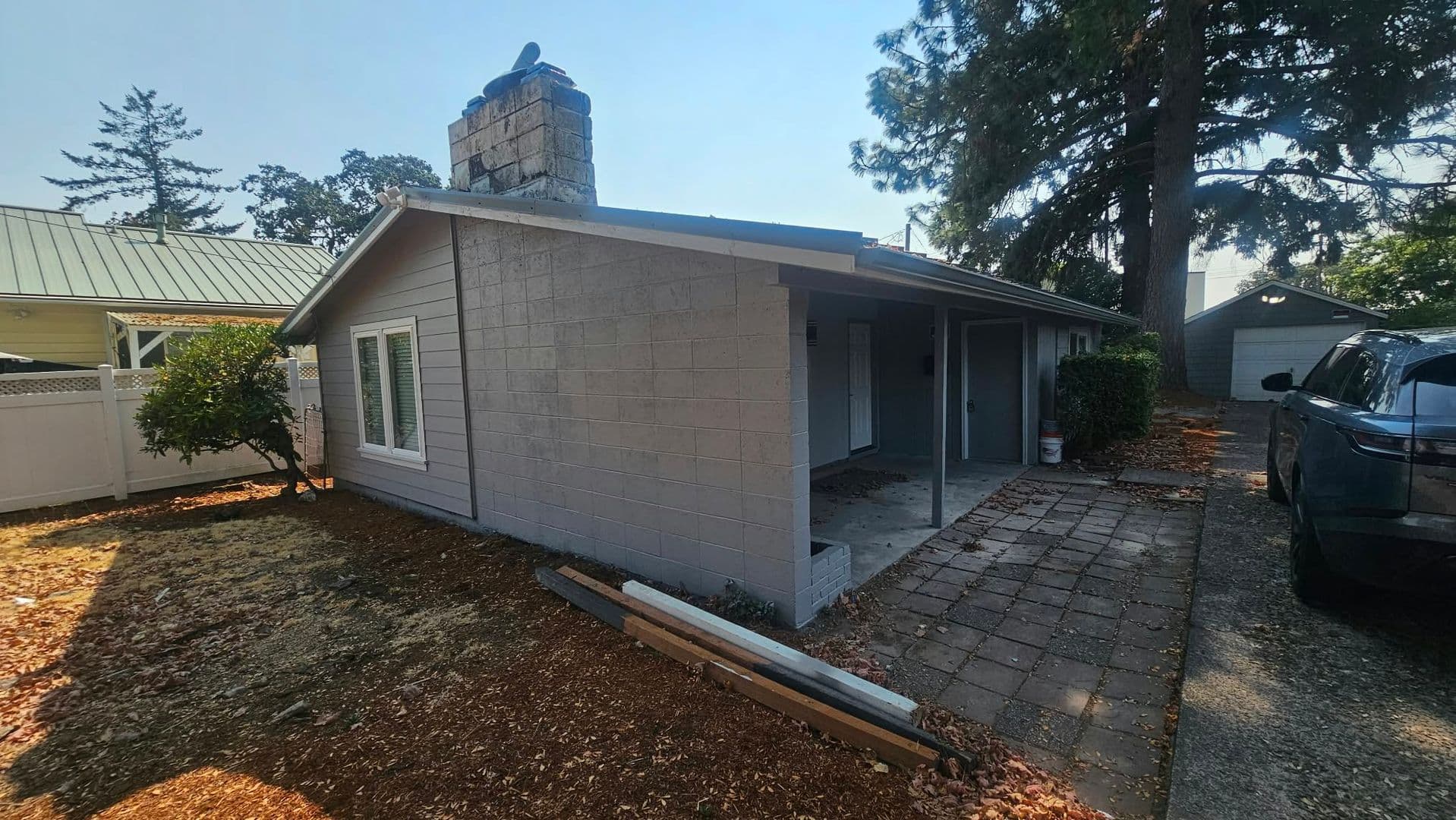 Salem House: 2384 Adams St SE