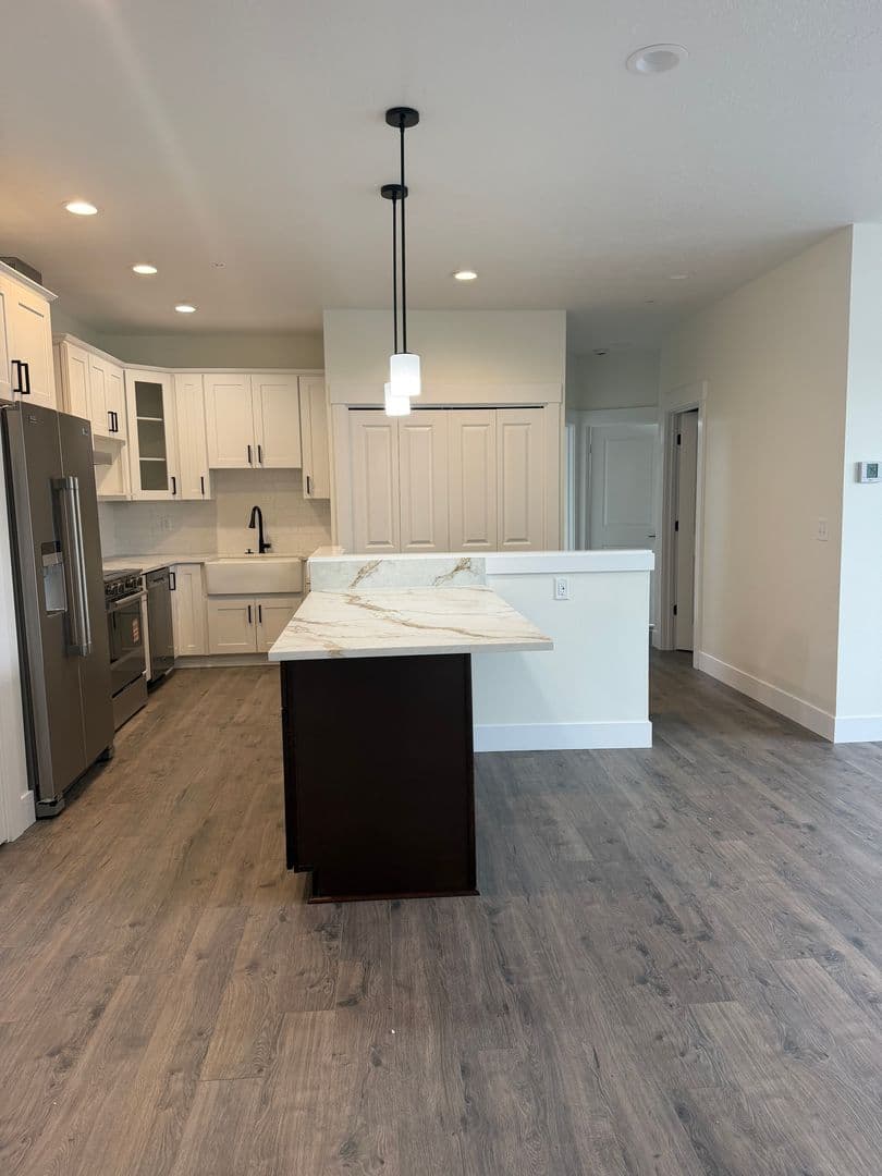 Keizer Apartment: 4885 River Rd N