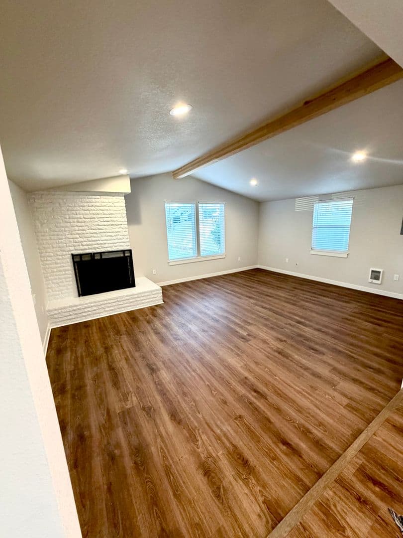 Salem House: 2384 Adams St SE
