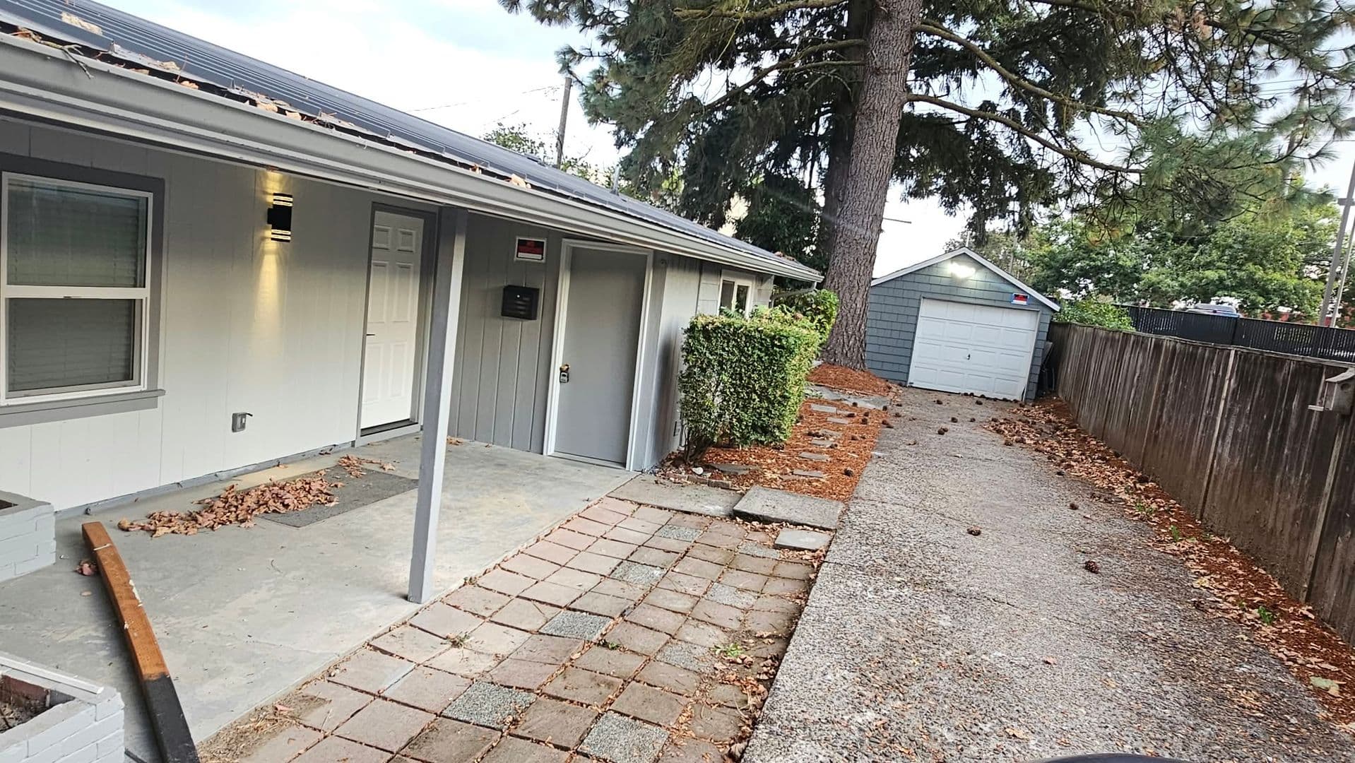 Salem House: 2384 Adams St SE