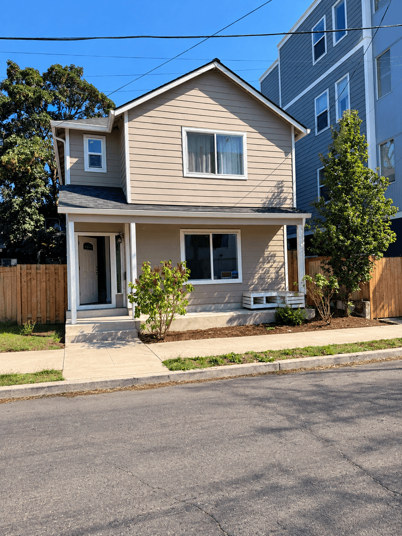 Portland House: 570 NE 55th Ave