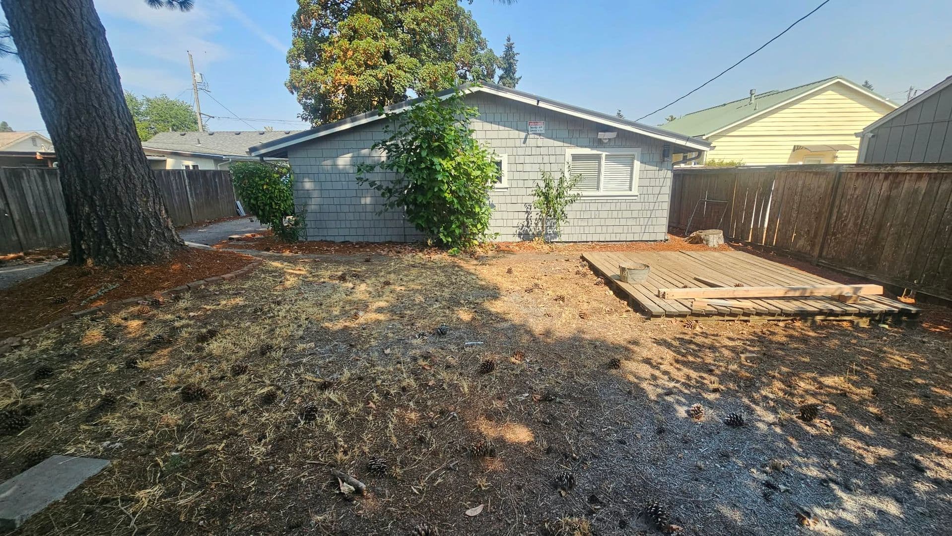 Salem House: 2384 Adams St SE