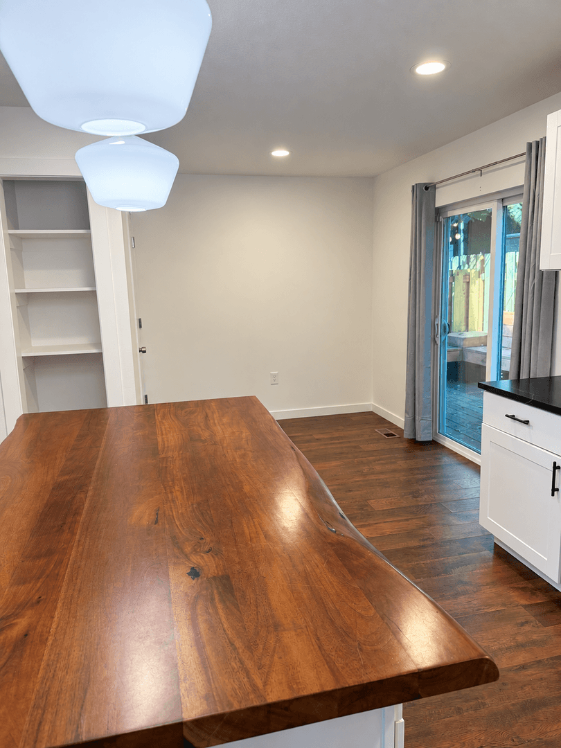 Portland House: 570 NE 55th Ave