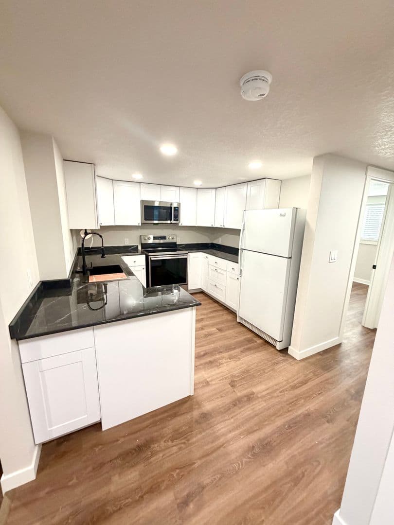 Salem House: 2384 Adams St SE