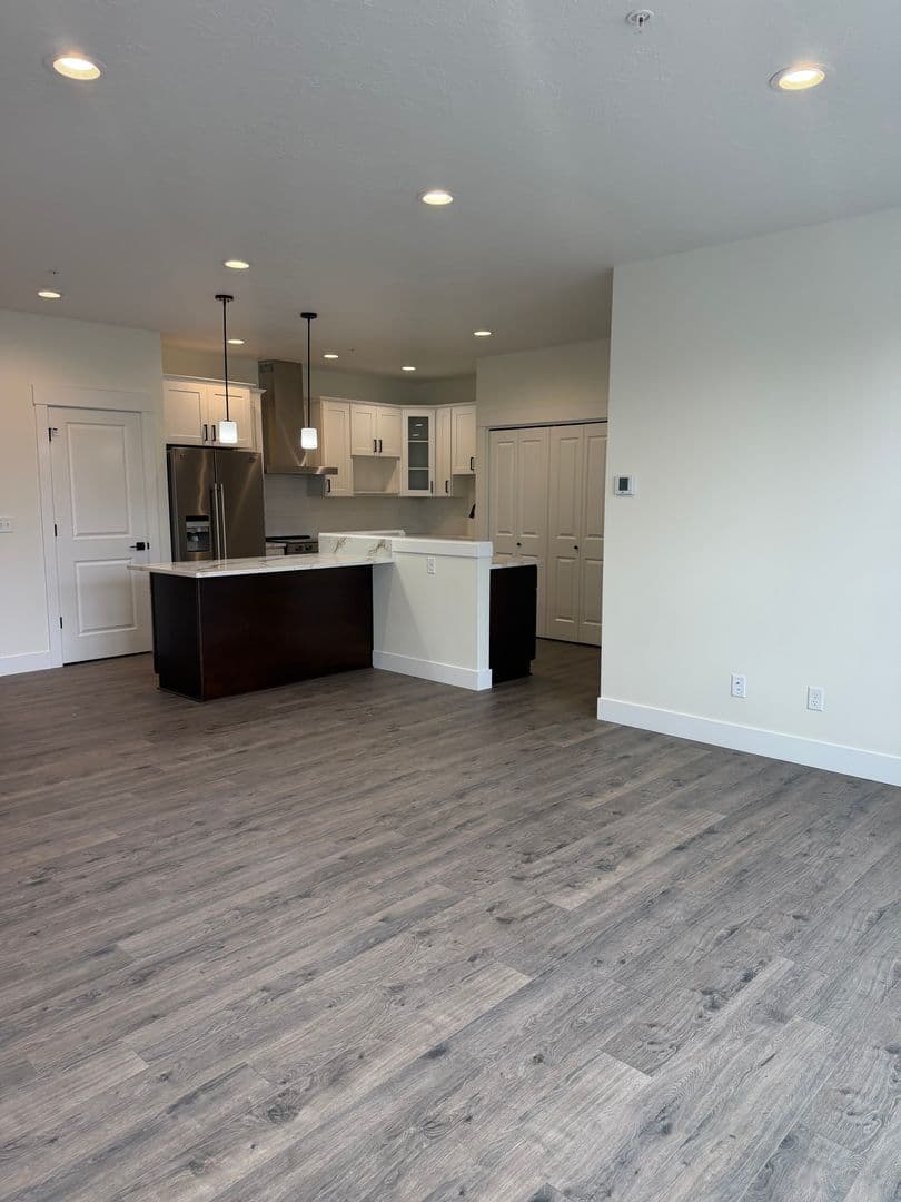 Keizer Apartment: 4885 River Rd N