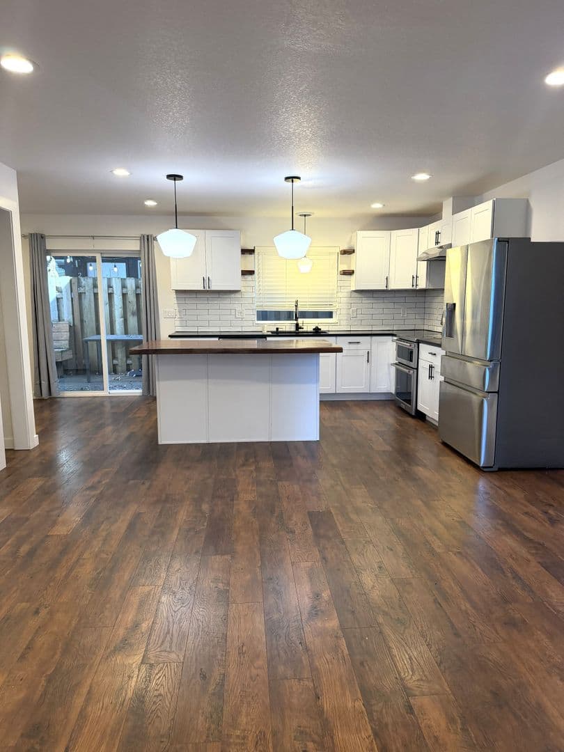 Portland House: 570 NE 55th Ave