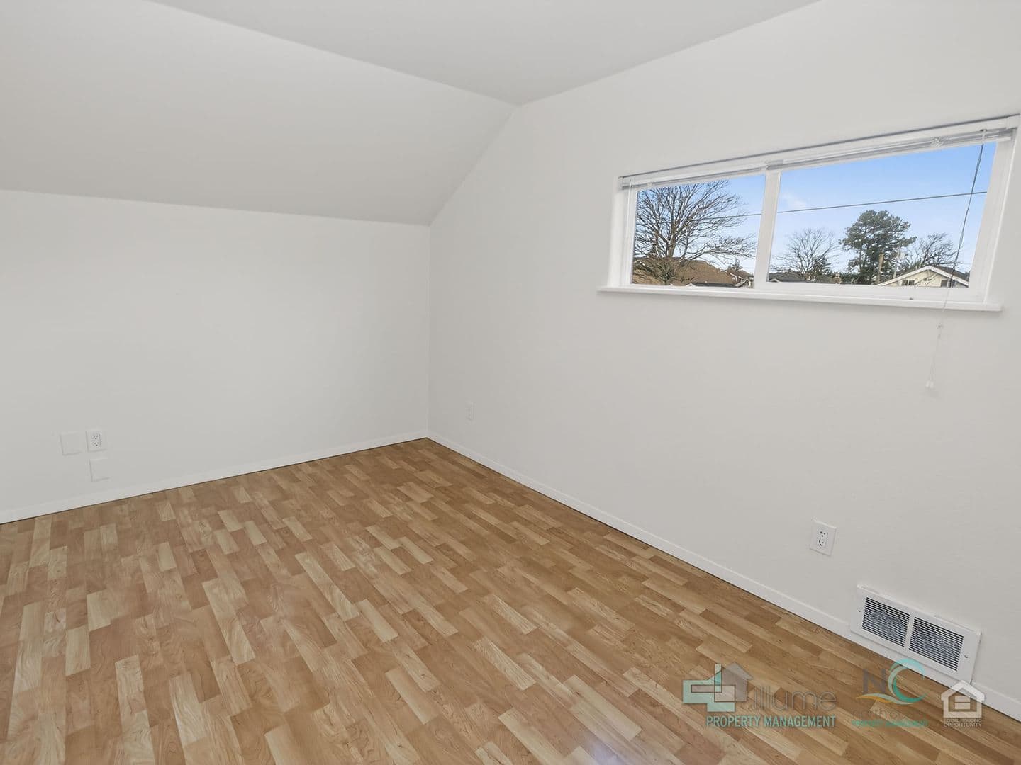 Seaside Apartment: 849 1st Ave